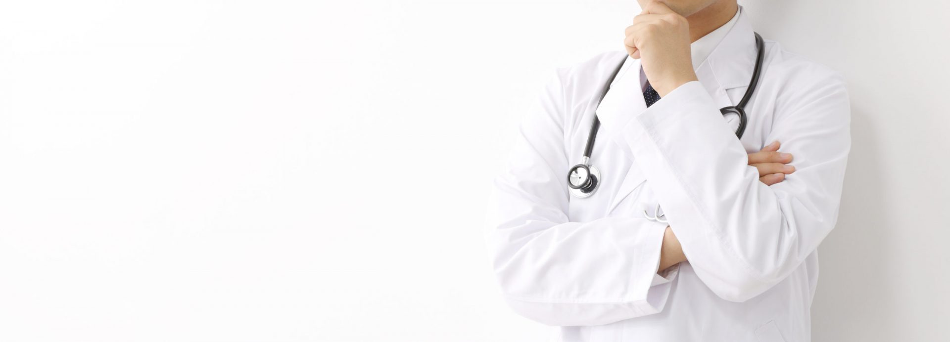 Eine müde und überarbeitete junge Ärztin im Krankenhaus