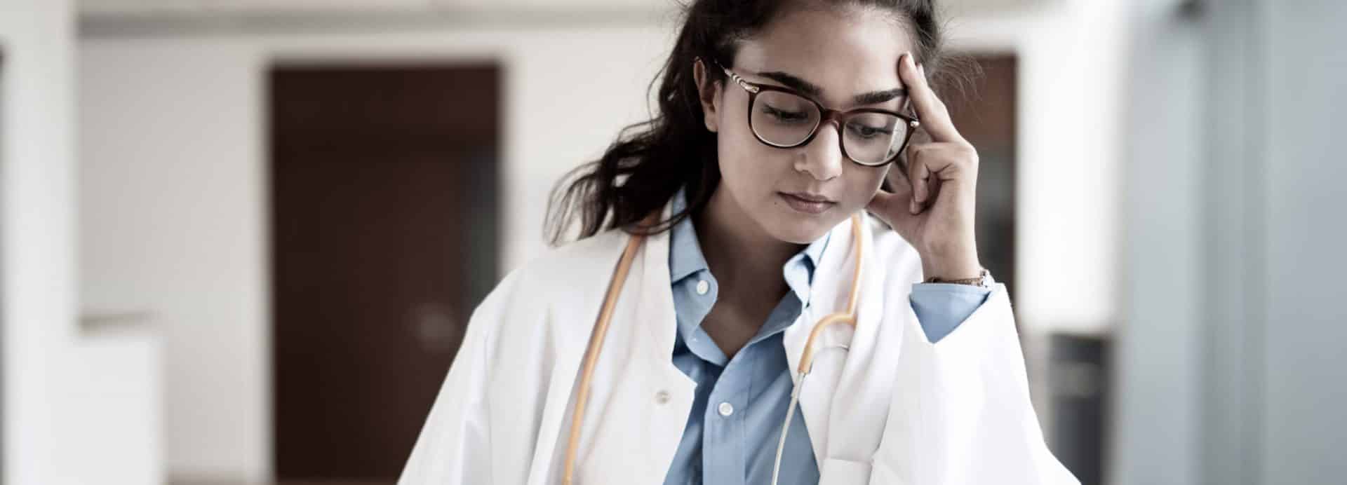 Eine müde und überarbeitete junge Ärztin im Krankenhaus