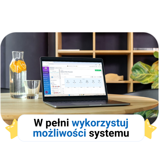 Laptop na stole z wodą i szklanką, ekran z wykresem, tekst zachęcający do działania.