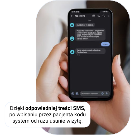 Smartfon z aplikacją wiadomości, widoczne SMS-y dotyczące potwierdzenia lub odwołania wizyty.