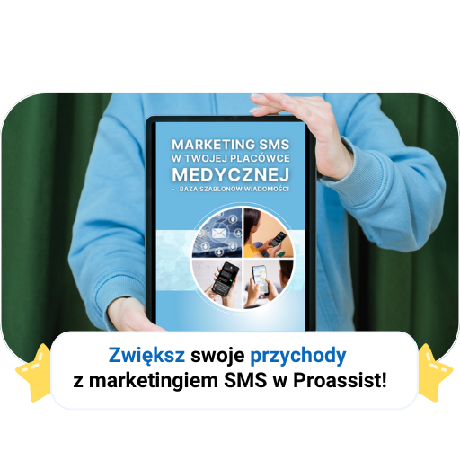 Osoba trzyma tablet z reklamą marketingu SMS Proassist dla placówek medycznych.