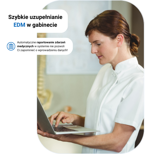 Kobieta w białym kitlu używa laptopa w gabinecie z opisem o dokumentacji medycznej.