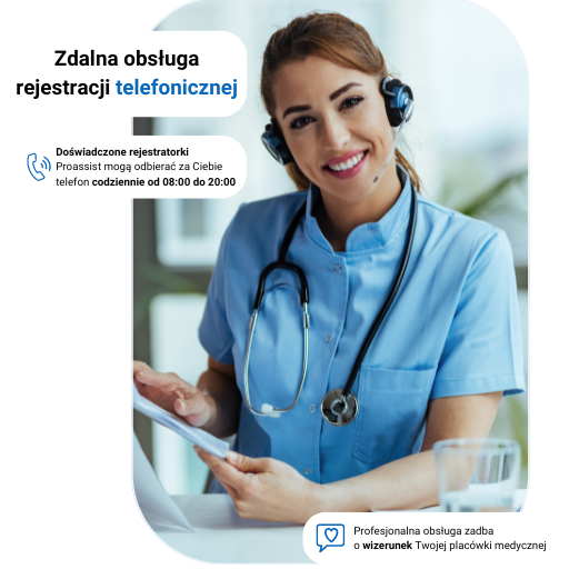 Kobieta w niebieskim uniformie medycznym ze stetoskopem i tabletem, informuje o rejestracji.