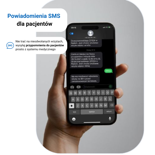 Telefon z aplikacją wiadomości, pokazujący powiadomienie SMS o wizycie w centrum medycznym.