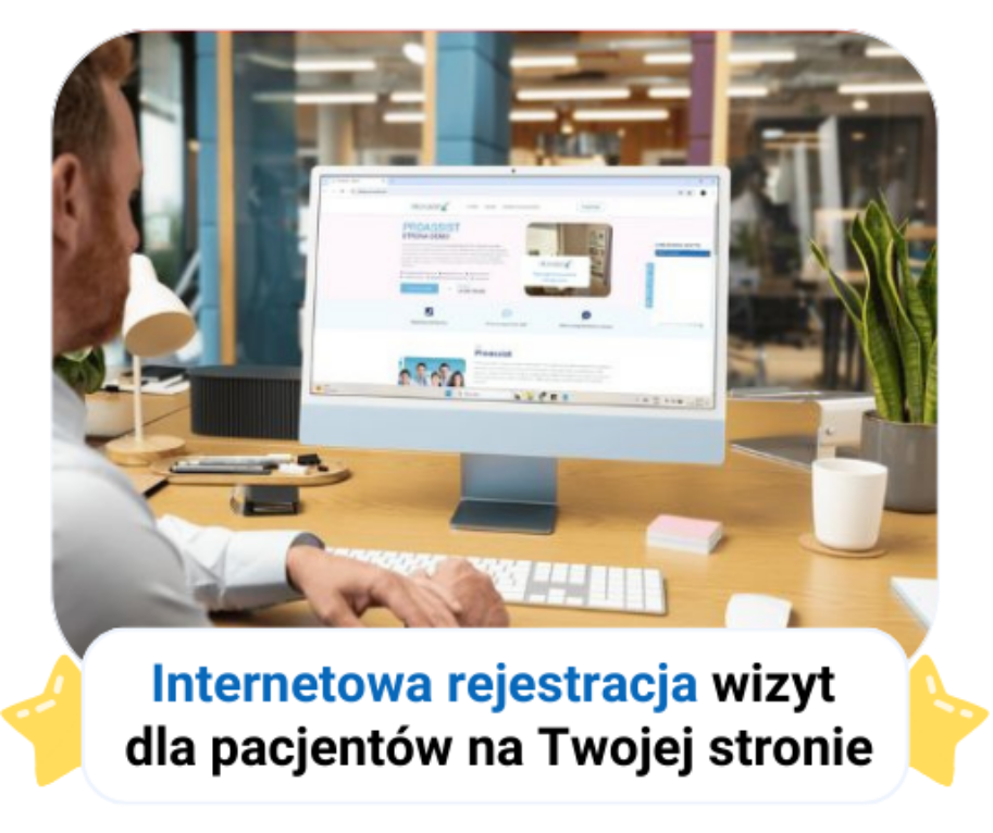Mężczyzna przy biurku w biurze, korzysta z komputera, strona o rejestracji wizyt na ekranie.
