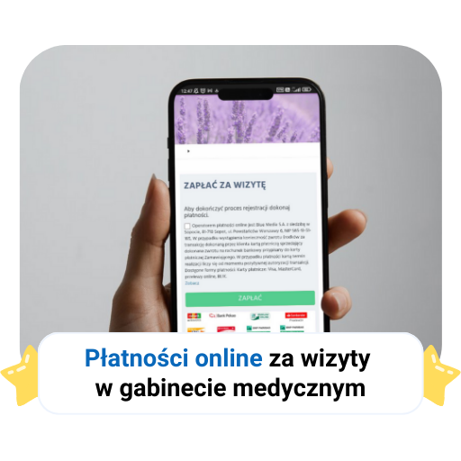 Osoba trzyma smartfon z aplikacją do płatności online za wizyty w gabinecie medycznym.