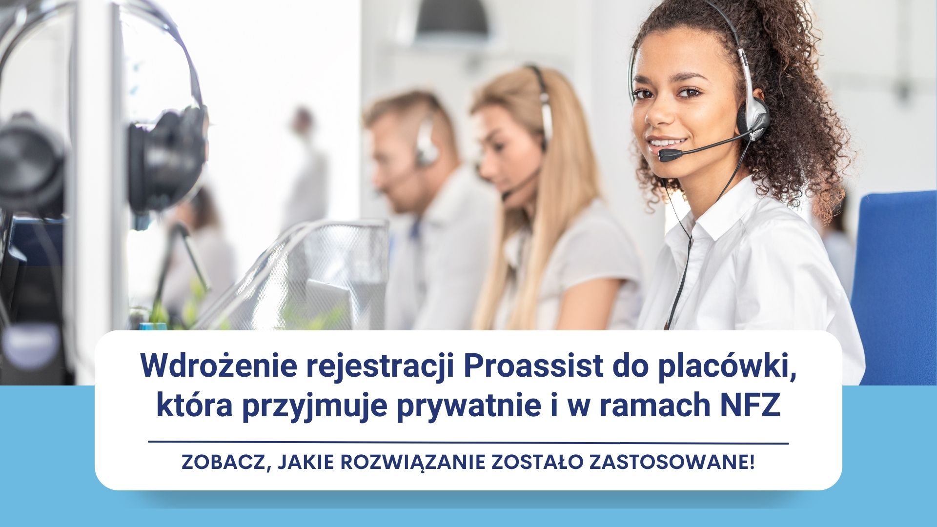 Osoby w biurze obsługi klienta z słuchawkami, tekst o rejestracji Proassist w placówkach NFZ.