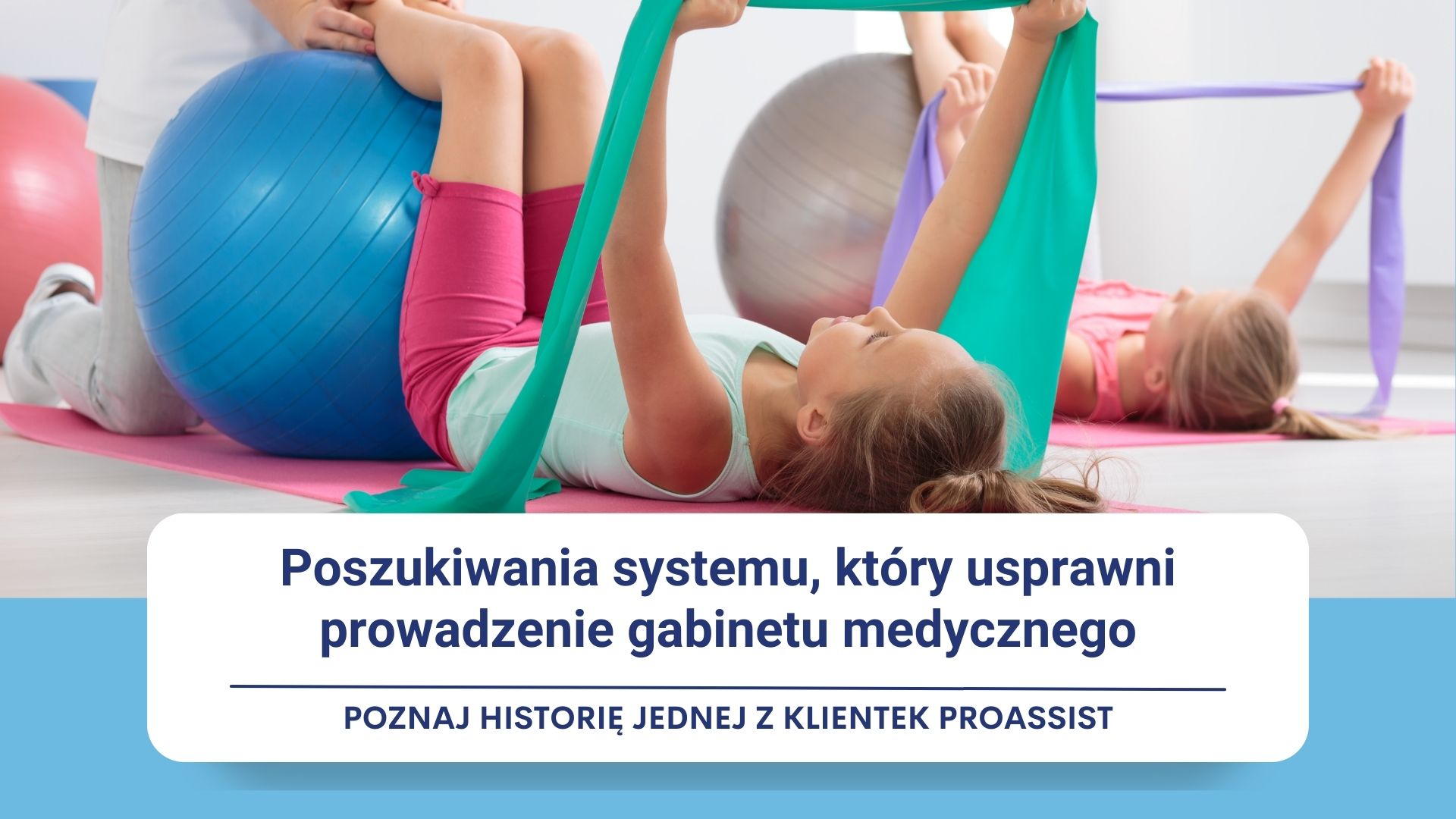 Dzieci ćwiczą w sali gimnastycznej z piłkami fitness i taśmami oporowymi; tekst o Proassist.