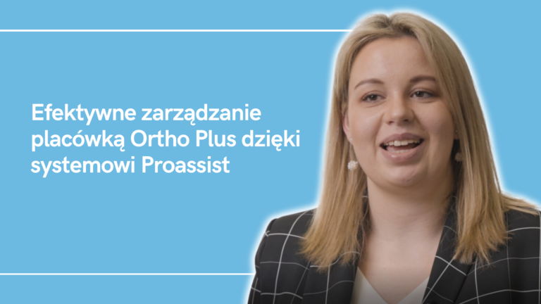 Kobieta na tle napisu o zarządzaniu Ortho Plus z systemem Proassist.