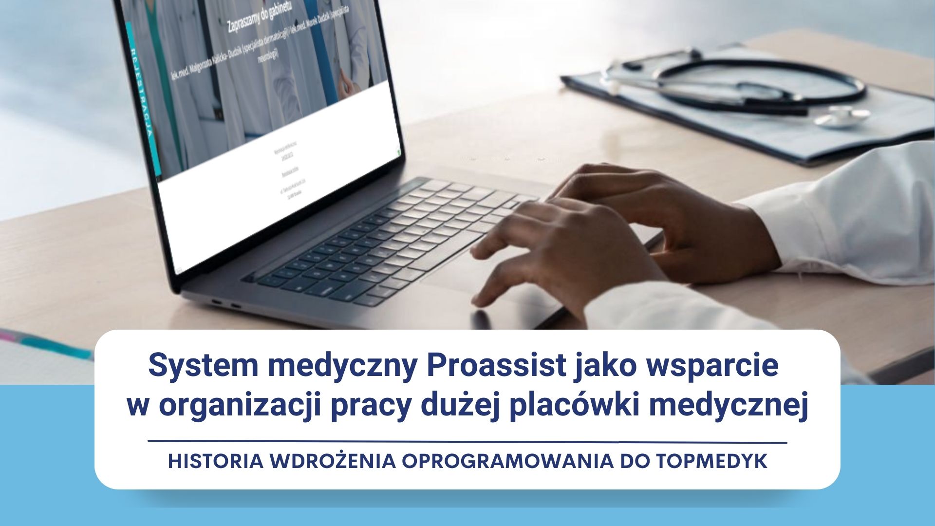 Laptop na biurku, osoba pisze, stetoskop i dokumenty, tekst o systemie Proassist.