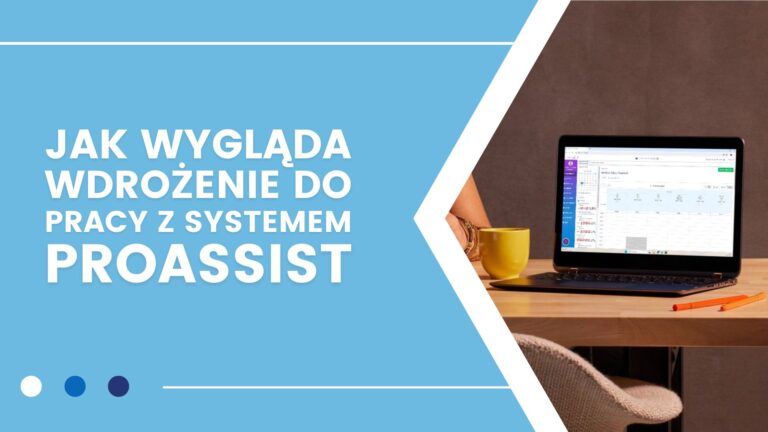Laptop na stole z kubkiem i długopisem, tekst o wdrożeniu systemu Proassist po lewej.
