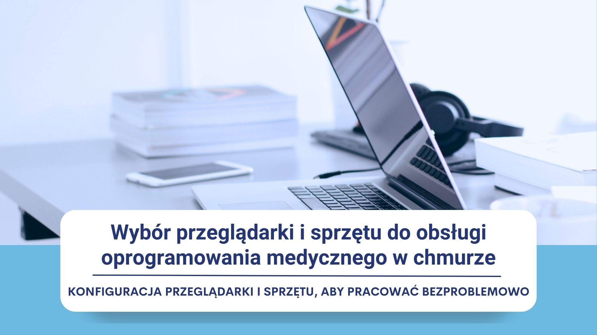 Laptop, smartfon i słuchawki na biurku z tekstem o oprogramowaniu medycznym w chmurze.