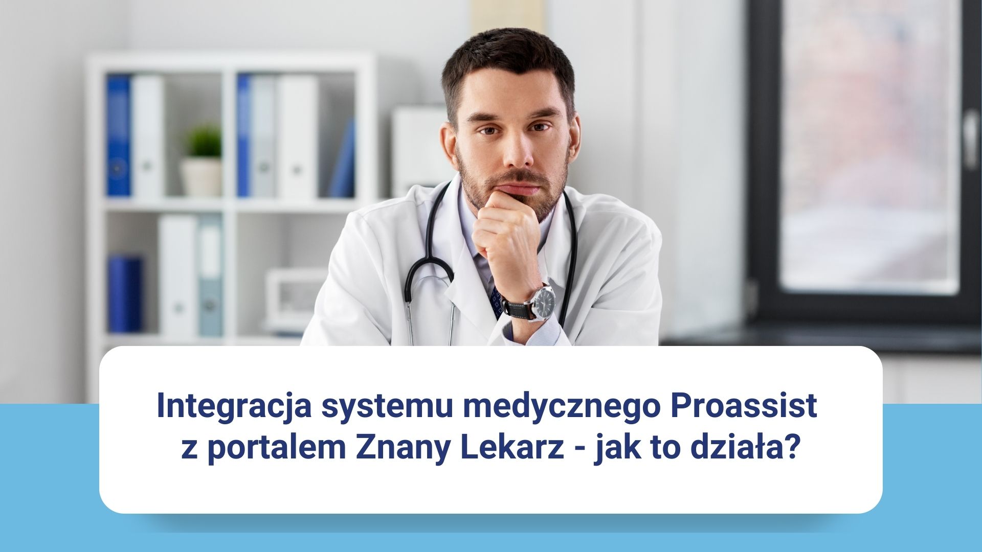 Lekarz przy biurku w gabinecie, tekst o integracji Proassist z portalem Znany Lekarz.