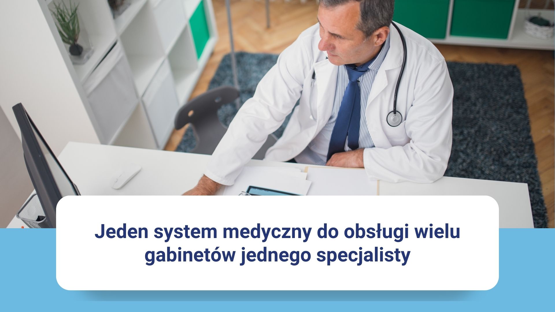 Lekarz przy biurku z komputerem, tekst o systemie medycznym dla wielu gabinetów.