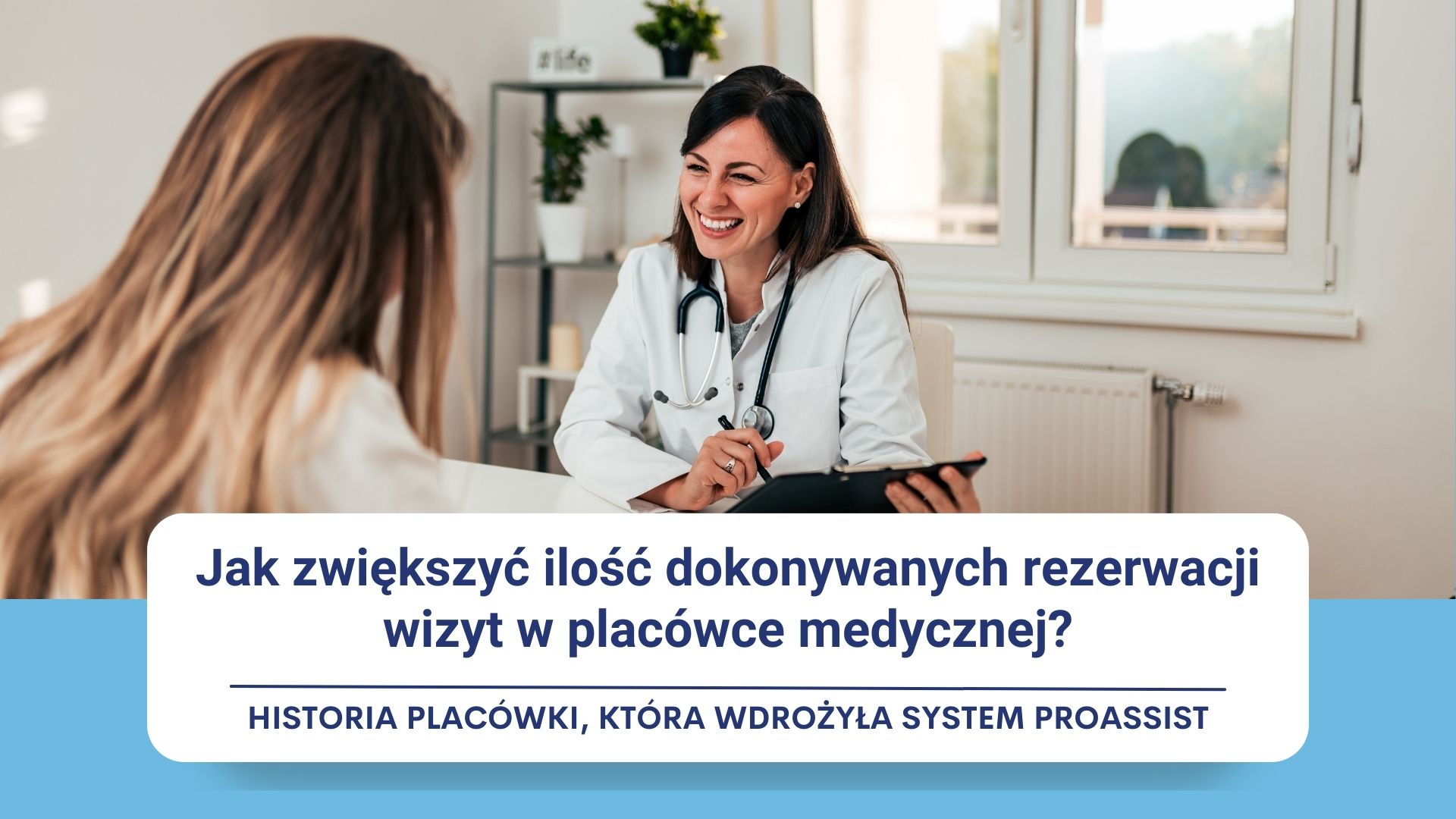 Dwie osoby w gabinecie lekarskim, lekarz rozmawia z pacjentem o systemie rezerwacji Proassist.