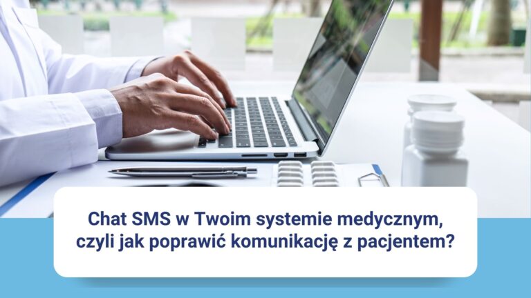 Osoba w białym fartuchu pisze na laptopie, obok tabletki i tekst o czacie SMS w systemie medycznym.