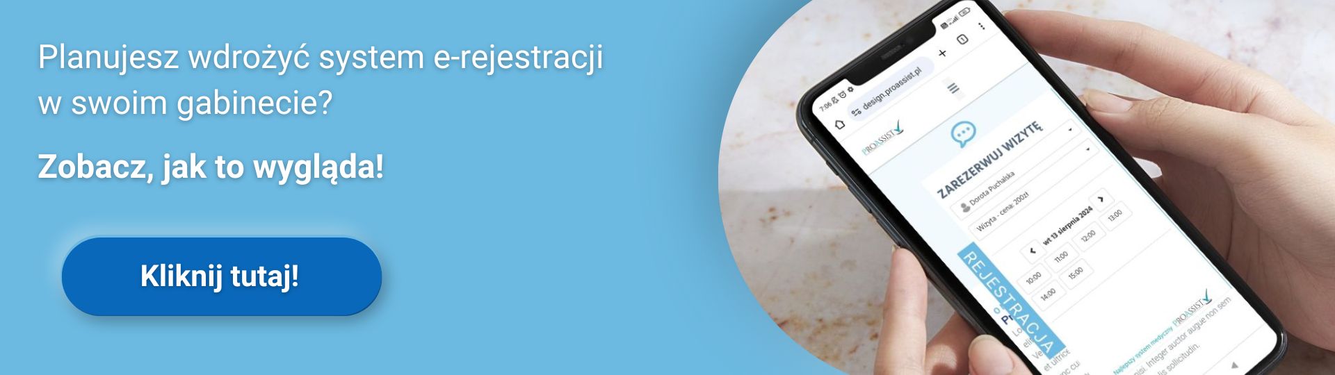Smartfon z systemem rezerwacji online trzymany w dłoni, tło z niebieskim gradientem.