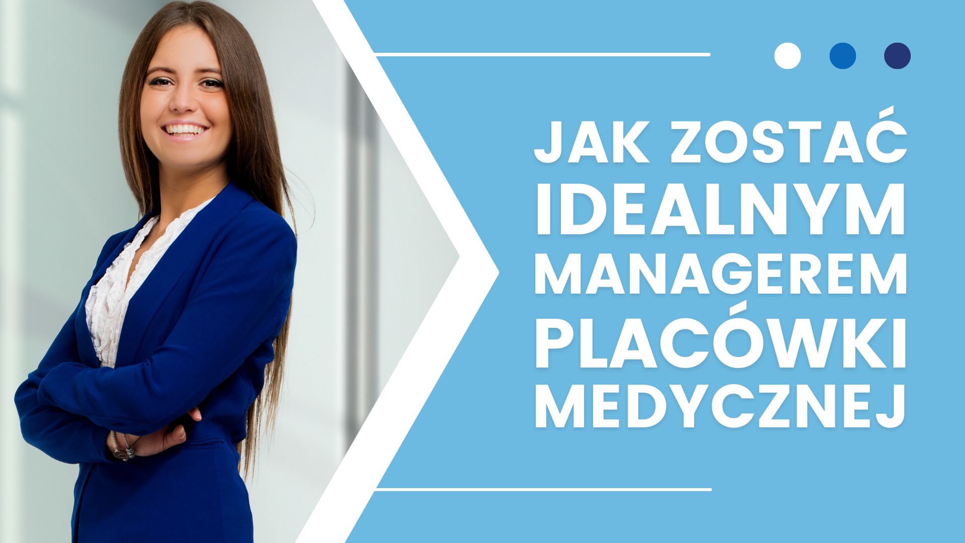 Uśmiechnięta kobieta w niebieskim garniturze, plakat o byciu managerem placówki medycznej.